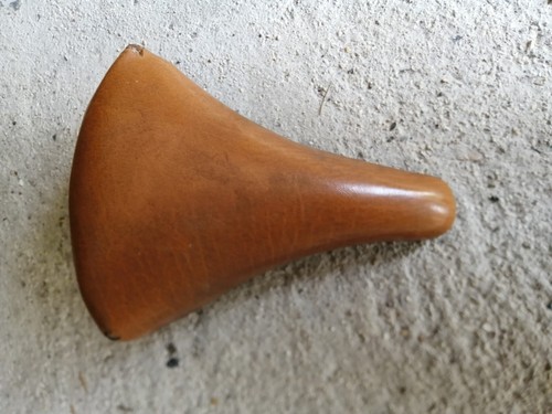 Une ancienne selle velo - une,
