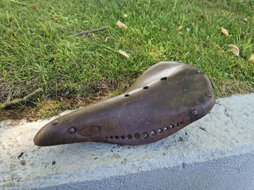 Cyclo touriste ancienne selle - ancienne,